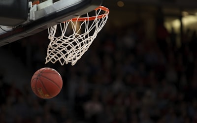 亚洲电竞市场增长趋势图表与多语言界面展示