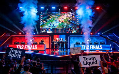 TI12总决赛现场盛况，Team Spirit与Team Liquid在舞台上对决