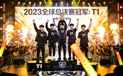 英雄联盟2023全球总决赛现场，T1战队庆祝胜利